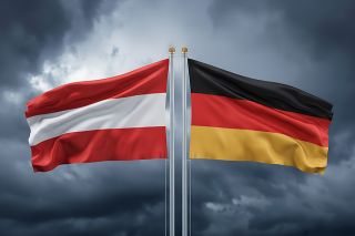 Foto: Flaggen von Österreich und Deutschland